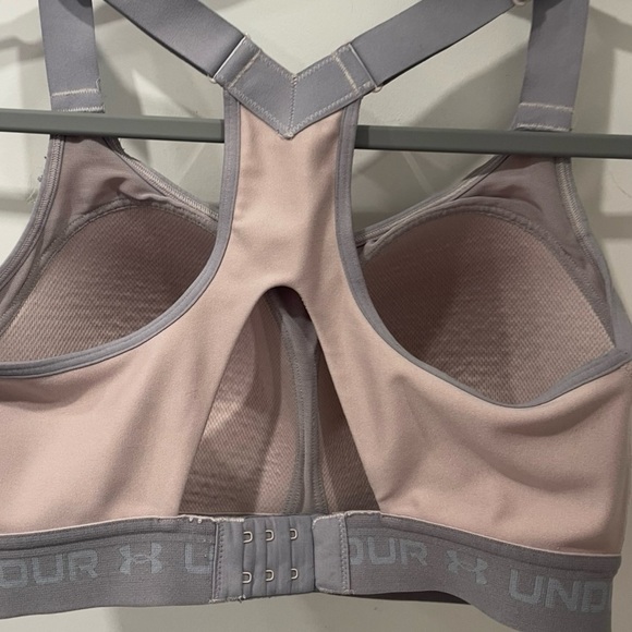Under Armour sports bra size 
•high support
•adjustable comfortable straps - Picture 2 of 6